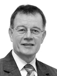 fénykép: parlament.hu Dr. Gyenesei István