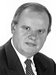 fénykép: parlament.hu Dr. Nyikos László